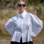 Taillierte Damenbluse mit voluminösen Ärmeln und Stehkragen.