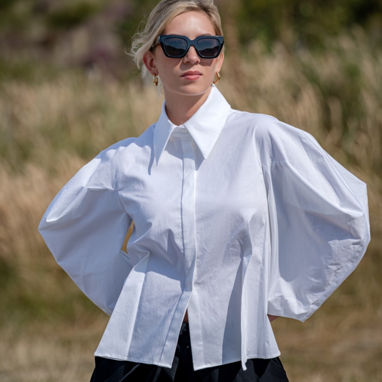 Taillierte Damenbluse mit voluminösen Ärmeln und Stehkragen.